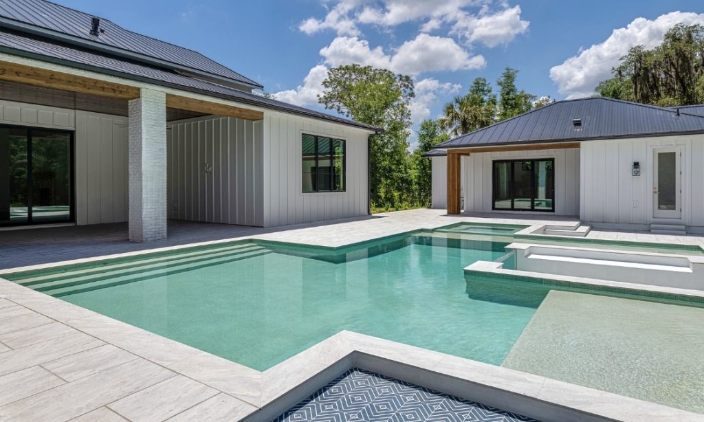 Luxurious modern Swimming Pool with sun shelf Lutz FL